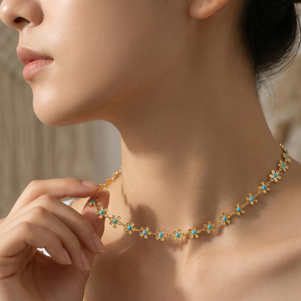 Small flower necklace in 18k gold